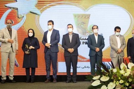 اهدای تندیس زرین هشتمین جشنواره برند محبوب مصرف‌کنندگان به بانک پاسارگاد