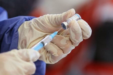 وزیر بهداشت: افراد بالای ۱۲سال واکسن یادآوری را تزریق کنند