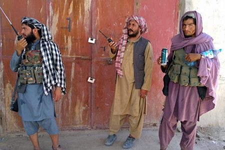 نیروهای طالبان از هر سو وارد کابل شدند / طالبان: زنان به مکان‌های امن بروند