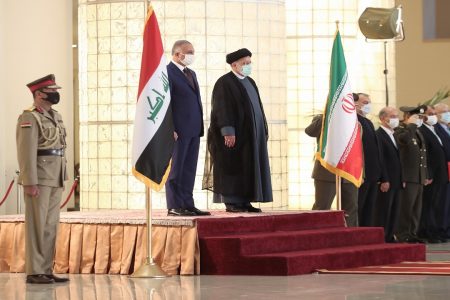 استقبال رسمی رئیسی از نخست‌وزیر عراق در ساختمان اجلاس سران