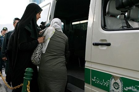 کدام شرع اسلام می‌گوید ماموری خانمی بی‌حجاب را با زور داخل ماشین ببرد؟
